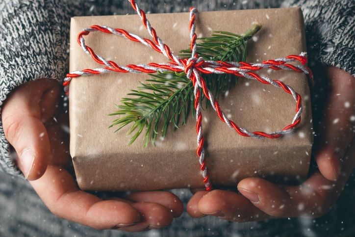 Holiday_gift_gray_sweater_editor
